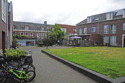 904377 Gezicht in de Pastor Stockmannhof te Utrecht. Op de achtergrond de huizen aan de Bekkerstraat.